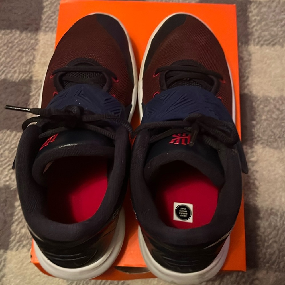 KYRIE FLYTRAP III (GS) size 7